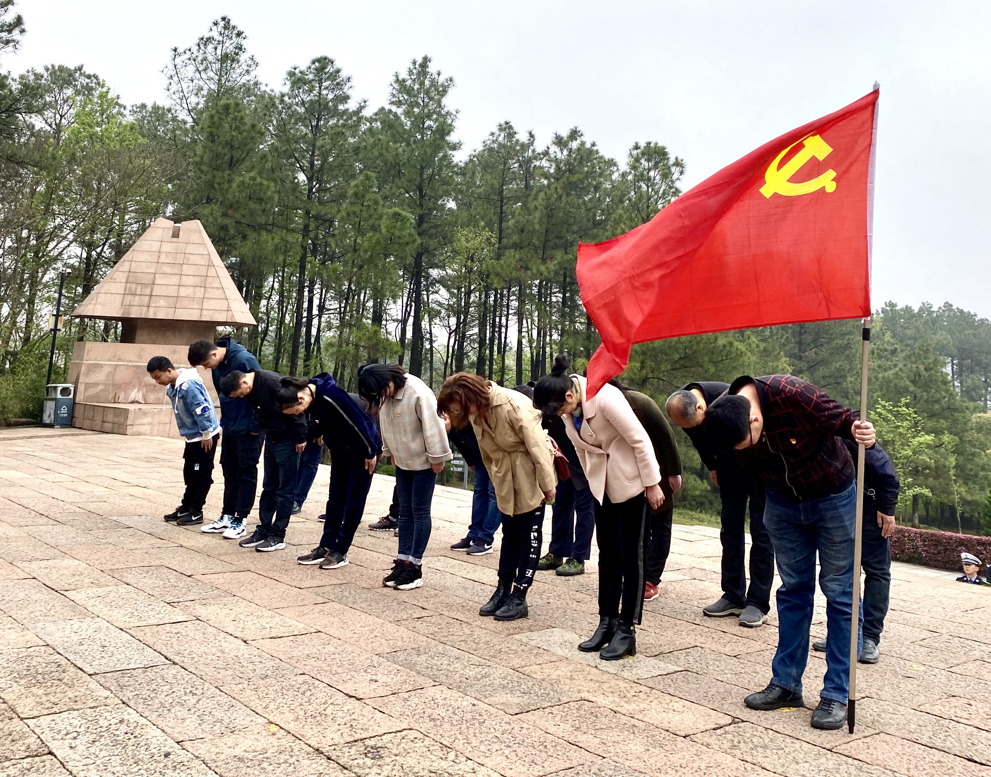 公司開(kāi)展清明節(jié)烈士陵園祭掃活動(dòng)(圖1)