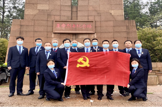 公司開展清明節(jié)烈士陵園祭掃活動(圖2) 公司開展清明節(jié)烈士陵園祭掃活動(圖2)